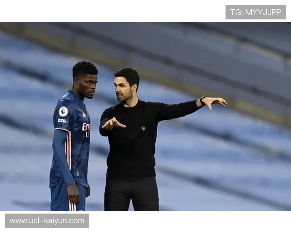 雨战致皮球运行轨迹异常，双方教练组频繁更换比赛用球